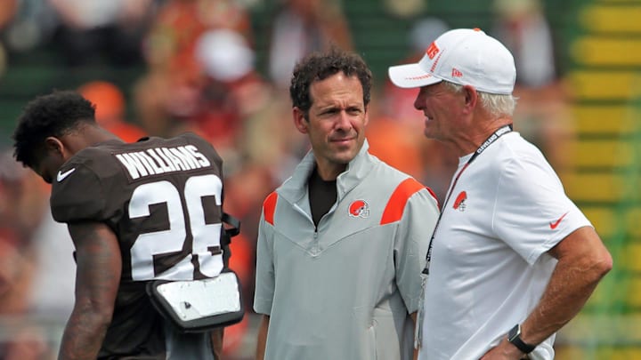 Cleveland Browns chief strategy officer Paul DePodesta, left, and owner Jimmy Haslam, right, chat on the sideline during practice, Tuesday, Aug. 10, 2021, in Berea, Ohio.

Browns 18