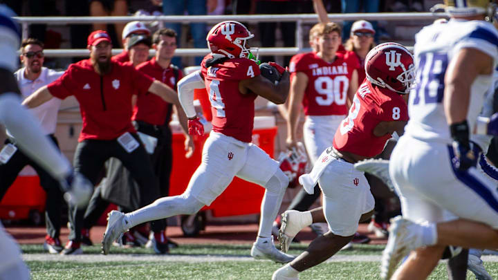 Indiana's Myles Price (4) returns a punt 65 yards against Washington. 