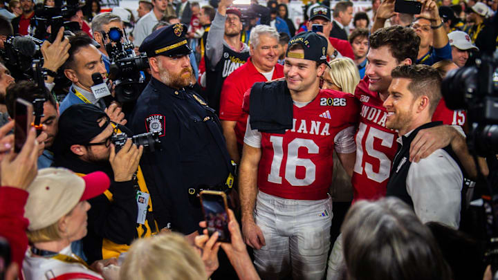 Alberto Mendoza won a national championship on Monday and announced his transfer on Tuesday.