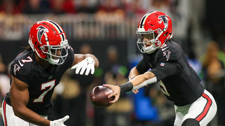 Oct 15, 2023; Atlanta, Georgia, USA; Atlanta Falcons running back Bijan Robinson (7) takes a handoff