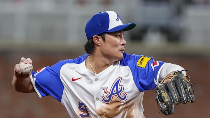 Sep 27, 2025; Cumberland, Georgia, USA; Atlanta Braves shortstop Ha-Seong Kim (9) throws the ball to first base for an out against the Pittsburgh Pirates during the seventh inning at Truist Park. Mandatory Credit: Jordan Godfree-Imagn Images Sep 27, 2025; Cumberland, Georgia, USA; Atlanta Braves shortstop Ha-Seong Kim (9) throws the ball to first base for an out against the Pittsburgh Pirates during the seventh inning at Truist Park. Mandatory Credit: Jordan Godfree-Imagn Images