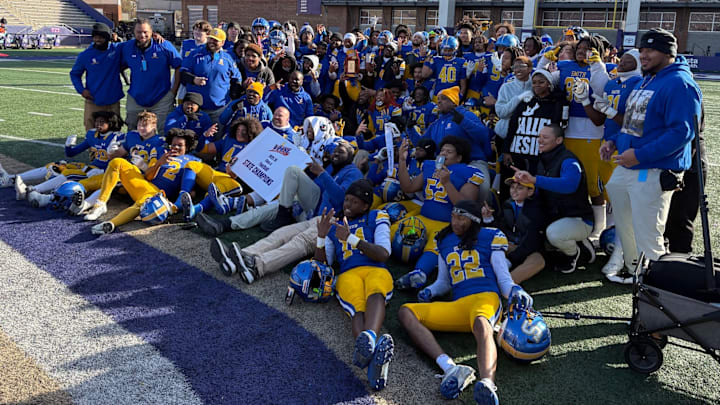 Oscar Smith routed North Safford, 44-0, for its sixth Class 6A state title.