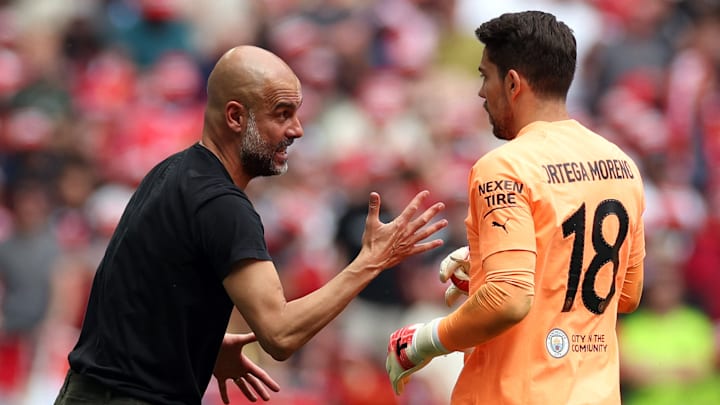 Pep Guardiola (l.) und Stefan Ortega (r.)