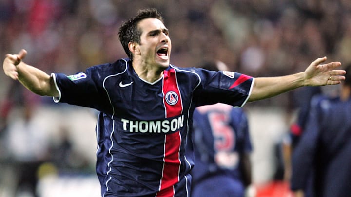 Pedro Miguel Pauleta et le maillot 2004-2005 du PSG.