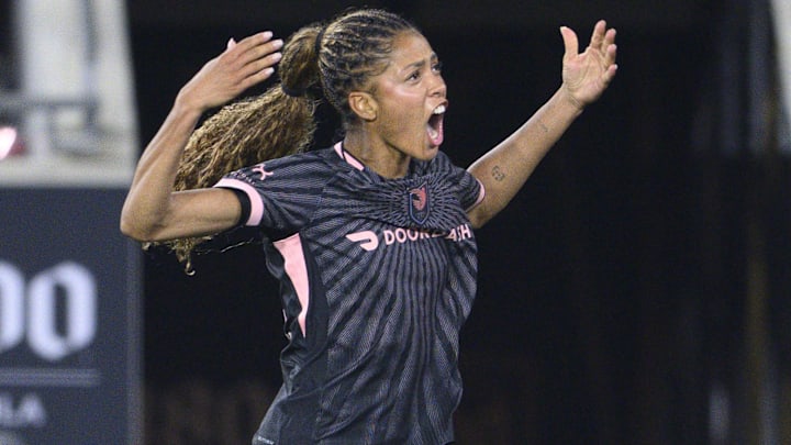 Sveindís Jónsdóttir helped lift Angel City FC to a 2–1 win over the Dash.