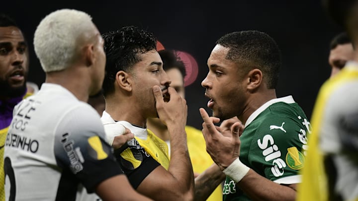 Vitor Roque busca desencantar com a camisa do Palmeiras