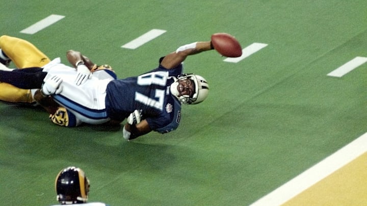 Tennessee Titans wide receiver Kevin Dyson stretch