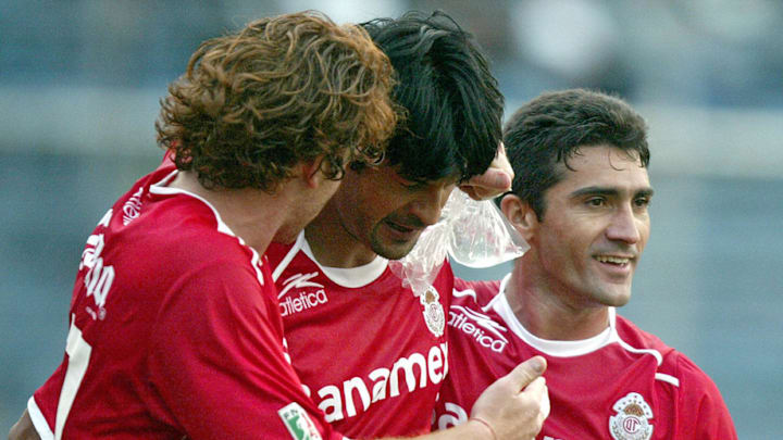 Jugadores del Toluca celebran un gol.