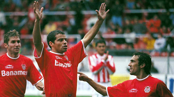 Carlos María Morales y Vicente Sánchez celebran un gol con el Toluca.