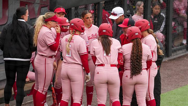 Gerry Glasco huddles with Texas Tech players.