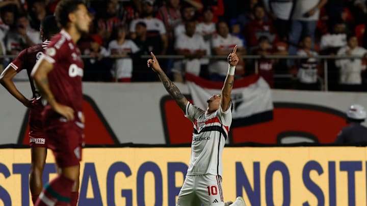 Sem Calleri, Luciano assumiu a função de artilheiro e deu conta do recado