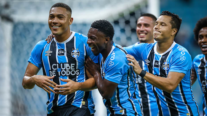Carlos Vinícius anotou um hat-trick no meio de semana