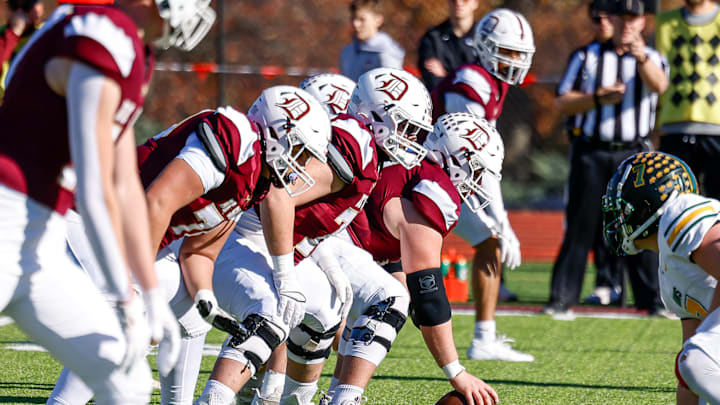 De Smet 's big offensive line prepares to snap the ball. 