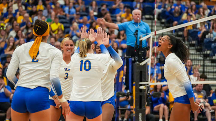 Pitt Volleyball Celebrates a Point 