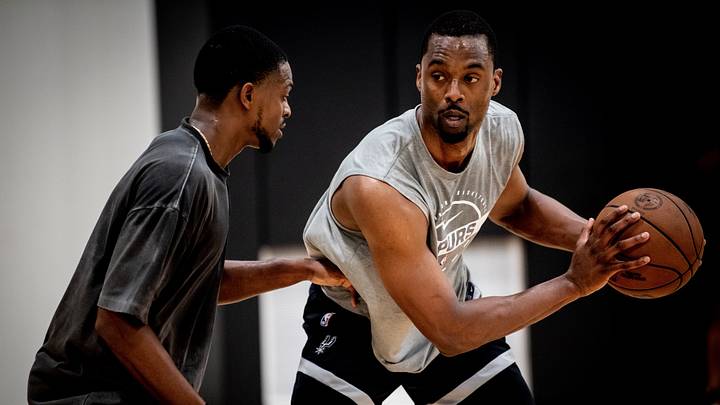 July 22, 2026; Houston, Texas, USA; San Antonio Spurs guard De'Aaron Fox (4) guards forward Harrison Barnes (40) during an offseason workout at Fox's private gym. July 22, 2026; Houston, Texas, USA; San Antonio Spurs guard De'Aaron Fox (4) guards forward Harrison Barnes (40) during an offseason workout at Fox's private gym.