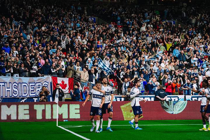 Thomas Müller (ซ้าย) และ Sebastian Berhalter (ขวา) นำ Vancouver Whitecaps คว้าชัยชนะในช่วงท้ายเหนือคู่ปรับ Portland Timbers