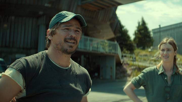 BELOW. (L to R) Josh Hartnett as Calvin and Mackenzie Davis as Fonda in episode 101 of Below. Cr. Courtesy of Netflix© 2026 BELOW. (L to R) Josh Hartnett as Calvin and Mackenzie Davis as Fonda in episode 101 of Below. Cr. Courtesy of Netflix© 2026