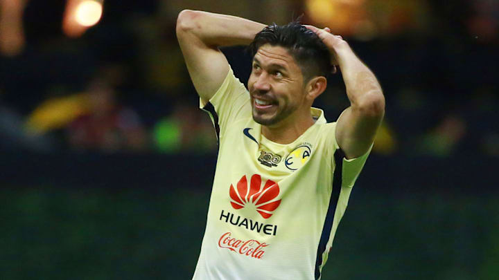 El jugador Oribe Peralta en un partido con el América.