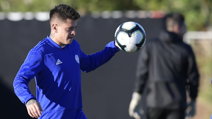 O atacante estava no futebol grego O atacante estava no futebol grego