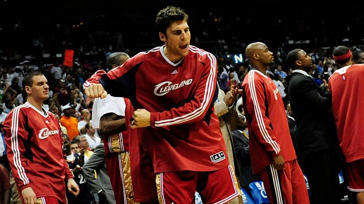 May 9, 2009; Atlanta, GA, USA; Cleveland Cavaliers guard Wally Szczerbiak (10) and the Cavaliers bench begin to celebrate near the end of the game against the Atlanta Hawks in the fourth quarter of game four of the eastern conference semifinals at Philips Arena. The Cavaliers defeated the Hawks 84-74 and will advance to the eastern conference finals. Mandatory Credit: Dale Zanine for the Akron Beacon Journal via USA TODAY Sports May 9, 2009; Atlanta, GA, USA; Cleveland Cavaliers guard Wally Szczerbiak (10) and the Cavaliers bench begin to celebrate near the end of the game against the Atlanta Hawks in the fourth quarter of game four of the eastern conference semifinals at Philips Arena. The Cavaliers defeated the Hawks 84-74 and will advance to the eastern conference finals. Mandatory Credit: Dale Zanine for the Akron Beacon Journal via USA TODAY Sports