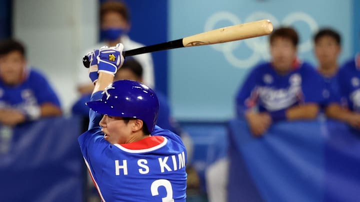 Hyeseong Kim signs with the Dodgers on a three-year deal.