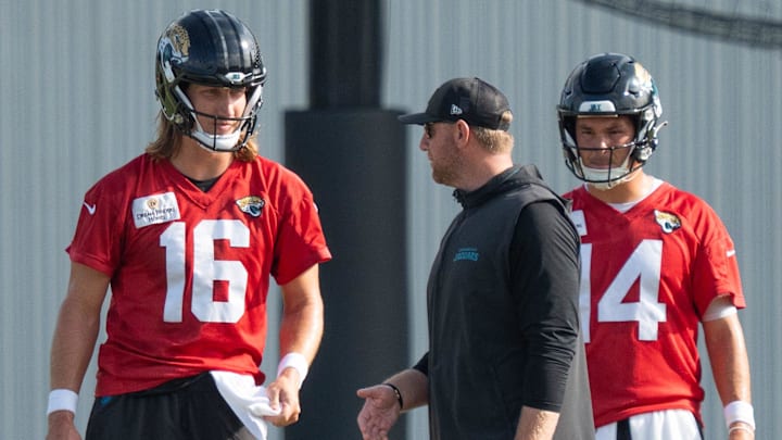 Jacksonville Jaguars quarterback Trevor Lawrence (16) and Jacksonville Jaguars head coach Liam Coen talk while quarterback Nick Mullens listens during the Jaguar’s 12th NFL training camp session at the Miller Electric Center, Thursday, Aug. 7, 2025, in Jacksonville, Fla. [Doug Engle/Florida Times-Union]
