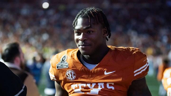Dec 21, 2024; Austin, Texas, USA; Texas Longhorns linebacker Colin Simmons (11) against the Clemson Tigers during the CFP National playoff first round at Darrell K Royal-Texas Memorial Stadium. Dec 21, 2024; Austin, Texas, USA; Texas Longhorns linebacker Colin Simmons (11) against the Clemson Tigers during the CFP National playoff first round at Darrell K Royal-Texas Memorial Stadium.