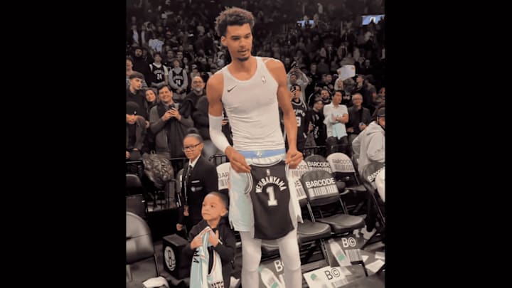 Victor Wembanyama exchanges jerseys with a young fan 