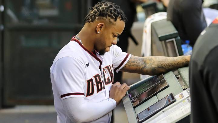 Ketel Marte, de los Arizona Diamondbacks utiliza un iPad en el dugout durante el juego de MLB contra los San Diego Padres Ketel Marte, de los Arizona Diamondbacks utiliza un iPad en el dugout durante el juego de MLB contra los San Diego Padres