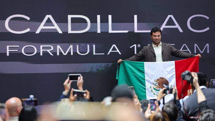 Checo Pérez sostuvo la bandera mexicana cuando anunció que se unirá al equipo Cadillac de Fórmula 1 Checo Pérez sostuvo la bandera mexicana cuando anunció que se unirá al equipo Cadillac de Fórmula 1