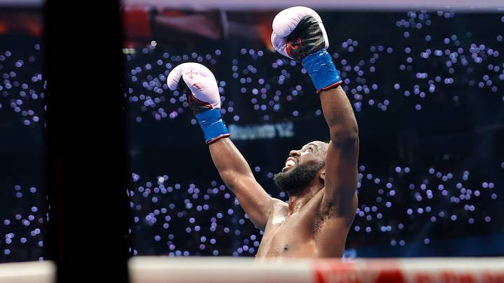 Terence Crawford levanta los brazos tras el último campanazo de su combate contra Canelo Álvarez, durante la histórica pelea por el título indiscutido de los supermedianos. Terence Crawford levanta los brazos tras el último campanazo de su combate contra Canelo Álvarez, durante la histórica pelea por el título indiscutido de los supermedianos.