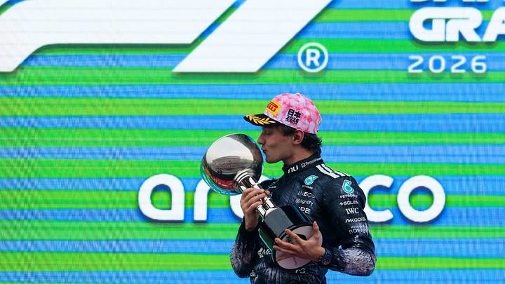 Andrea Kimi Antonelli besa el trofeo tras conquistar el Gran Premio de Japón 2026 en Suzuka, una victoria que lo impulsó al liderato del Mundial de Fórmula 1. Andrea Kimi Antonelli besa el trofeo tras conquistar el Gran Premio de Japón 2026 en Suzuka, una victoria que lo impulsó al liderato del Mundial de Fórmula 1.