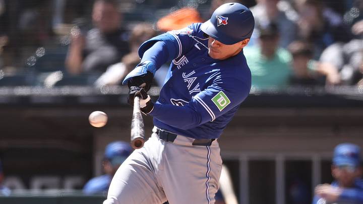 Valenzuela conecta su primer hit en Grandes Ligas durante la tercera entrada ante Chicago, en su debut con Toronto. Valenzuela conecta su primer hit en Grandes Ligas durante la tercera entrada ante Chicago, en su debut con Toronto.