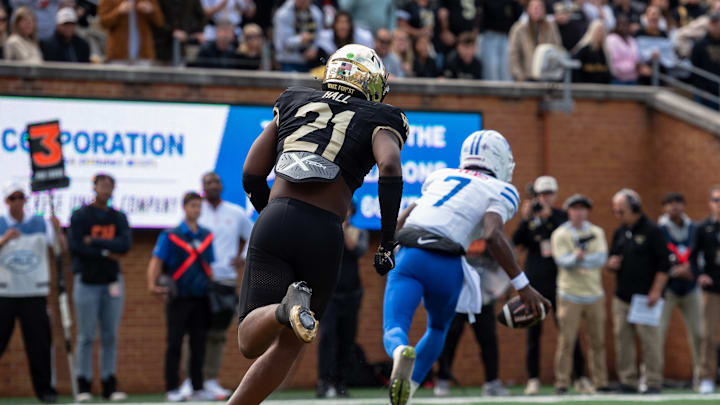 Aiden Hall chases SMU quarterback Kevin Jennings Aiden Hall chases SMU quarterback Kevin Jennings