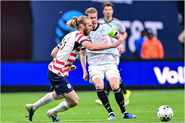 เควิน เดอ บรอยน์ ส่งบอลให้เบลเยียมขณะที่ทิม รีม เข้าปิดกั้น