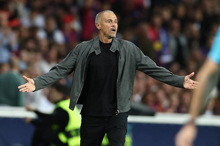 Luis Enrique with arms outstretched. 路易斯·恩里克张开双臂。