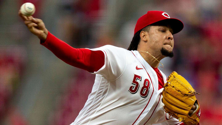 Cincinnati Reds starting pitcher Luis Castillo (58) delivers a pitch.
