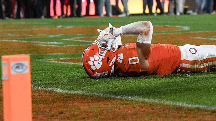 Nov 2, 2024; Clemson, South Carolina, USA; Clemson Tigers wide receiver Antonio Williams (0) reacts after missing a pass in the end zone against the Louisville Cardinals during the fourth quarter at Memorial Stadium. Mandatory Credit: Ken Ruinard-Imagn Images Nov 2, 2024; Clemson, South Carolina, USA; Clemson Tigers wide receiver Antonio Williams (0) reacts after missing a pass in the end zone against the Louisville Cardinals during the fourth quarter at Memorial Stadium. Mandatory Credit: Ken Ruinard-Imagn Images