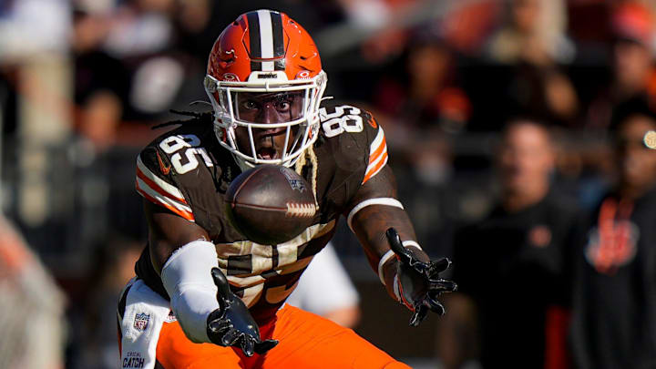 Cleveland Browns tight end David Njoku (85) pulls in a reception in the fourth quarter of the NFL Week 7 game between the Cleveland Browns and the Cincinnati Bengals at Huntington Bank Field in downtown Cleveland on Sunday, Oct. 20, 2024. The Bengals improved to 3-4 with a 21-14 win over the Browns.