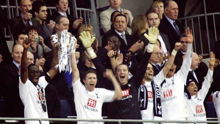 Ledley King and Robbie Keane lift the 2008 League Cup 
