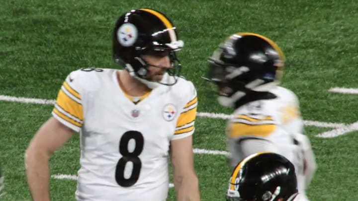 Aaron Rodgers set up the amazing touchdown by Kenneth Gainwell.