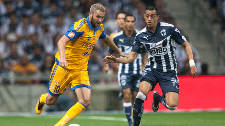 Gignac y Funes Mori disputan un balón.