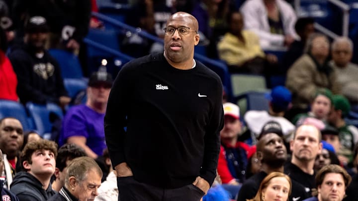 Sacramento Kings head coach Mike Brown looks on against the New Orleans Pelicans. Sacramento Kings head coach Mike Brown looks on against the New Orleans Pelicans.