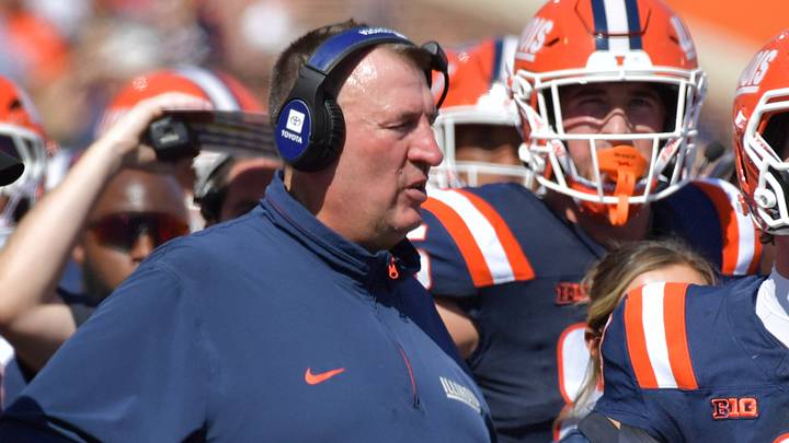 Sep 27, 2025; Champaign, Illinois, USA;  Illinois Fighting Illini head coach Bret Bielema talks with quarterback Luke Altmyer (9) during the first half against the Southern California Trojans at Memorial Stadium. Mandatory Credit: Ron Johnson-Imagn Images