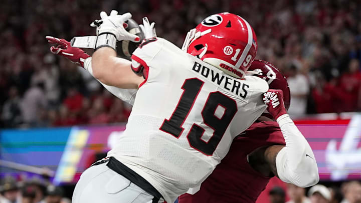 Dec 2, 2023; Atlanta, GA, USA; Georgia Bulldogs tight end Brock Bowers (19) attempts to make a catch
