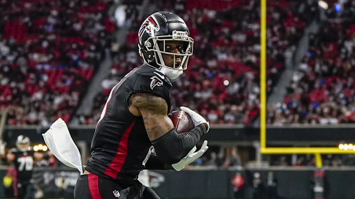 Dec 24, 2023; Atlanta, Georgia, USA; Atlanta Falcons tight end Kyle Pitts (8) catches a touchdown.