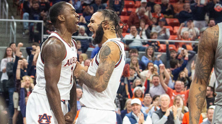 Auburn Tigers forward Jaylin Williams (2) and center Johni Broome (4) celebrate Williams alley-op