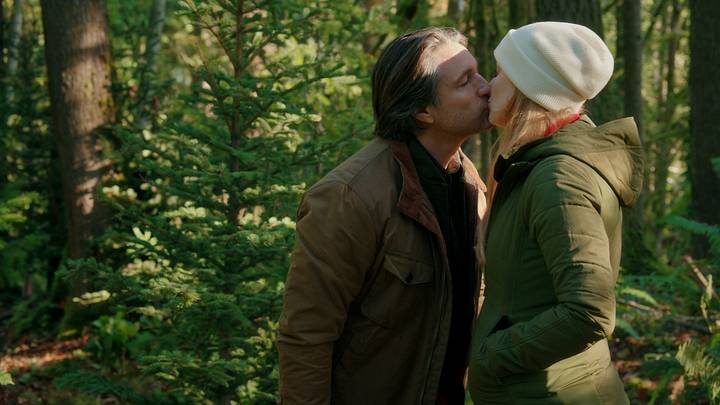 Virgin River. (L to R) Martin Henderson as Jack Sheridan, Alexandra Breckenridge as Mel Monroe in episode 511 of Virgin River. Cr. Courtesy of Netflix © 2023