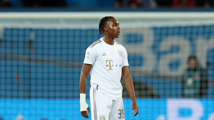 Le maillot extérieur blanc et doré est totalement revisité cette année