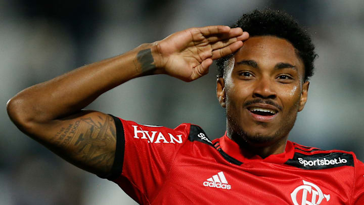 Vitinho já marcou 13 gols e deu 12 assistências em 49 jogos na temporada Vitinho já marcou 13 gols e deu 12 assistências em 49 jogos na temporada